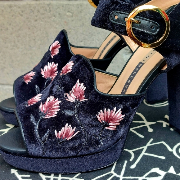 Elegant Black Embroidered Heels - Picture 2 of 15